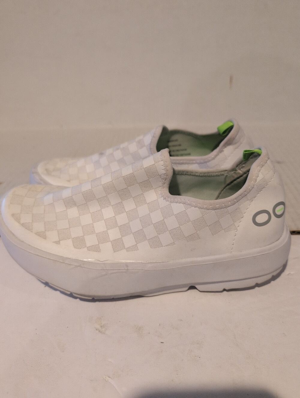 OOFOS OOmg eeZee Low White Checker Comfort Slip On Recovery Shoes Women's US 6